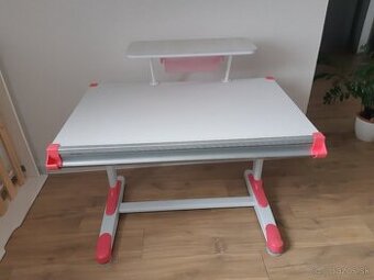 Rastúci písací stôl