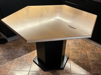 Hexagonový rozkladací jedálenský stôl + 6 stoličiek