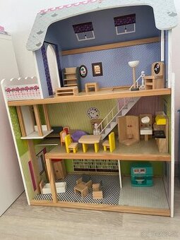 Dievčenský drevený domcek