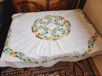 Krásny biely obrus zdobený farebnými kvetmi 113x120
