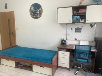 Postele, stolíky, skrinka - detská izba