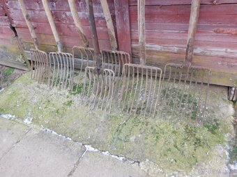 Staré náradie vidly viac zubové s drevenou rukoveťou,