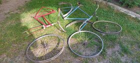Bicykle staré kostry, kolesá, nosič - 1