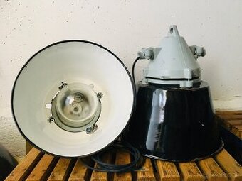 kovová lampa