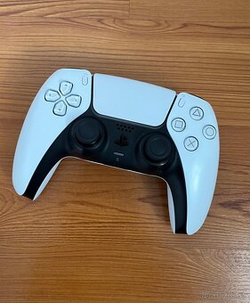 Ovladač na PLAY STATION 5 biely
