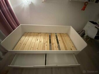 Biela rozťahovacia posteľ s úložným priestorom