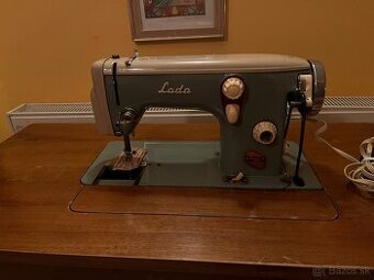 Stolový šijací stroj