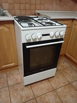 Plynovy sporak s elektrickou rurou