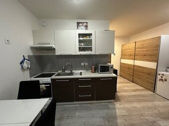 Dám do prenájmu 1.5 izbový byt komplet zariadený s balkónom