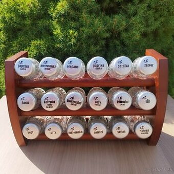 18 koreničiek v drevenom stojane