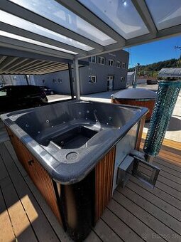 Luxusná kúpacia kaďa na drevo