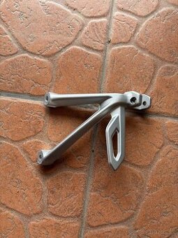 BMW PRAVÝ ZADNÝ DRŽIAK OPIERKY NÔH / STUPAČKY