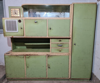 Starý kredenc so zabudovanými hodinami