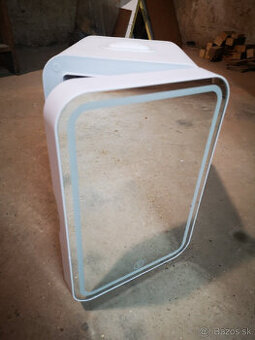 minichladnicka so zrkadlom na dverach