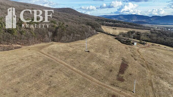 Na predaj výnimočný svahovitý pozemok v lokalite pod lesom