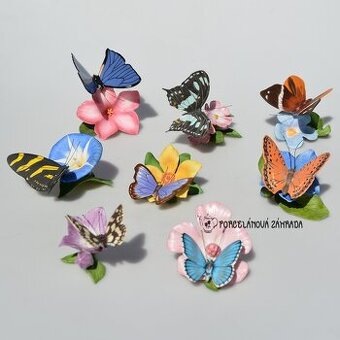 Porcelánové sošky motýle sediace na kvietku