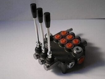 Trojpákový hydraulický rozvádzač