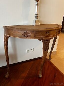 Drevený stolík - ručne vyrezávaný