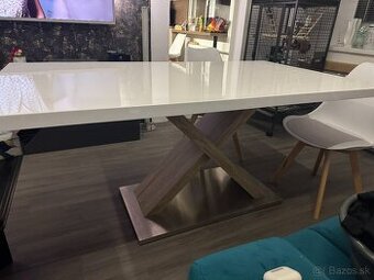 Predám jedálenský set (stôl + 4 stoličky)
