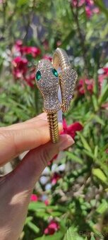 Náramok zlatej farby s motívom hada