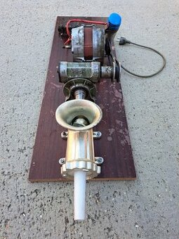 Mlynček s prevodovkou a motorom