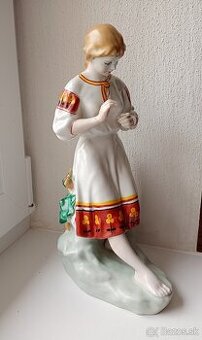 Soška dievča s kvietkom