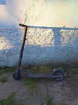 Predám na súčiastky kolobežku Ninebot E25E