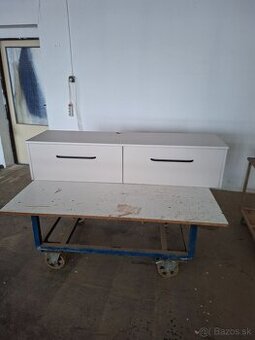Skrinka pod tv