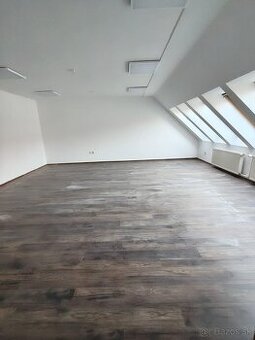 Administratívny celok na prenájom: 72,5 m² v Nových Zámkoch