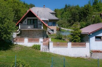Dvojpodlažná chata na predaj v obci Pucov – ideálne miesto n