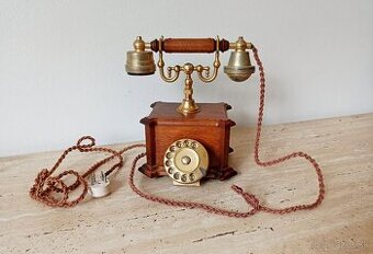 Vintage elegantní stolní telefon v krásném stavu