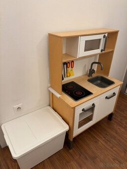 Detská kuchynka IKEA s veľkým množstvom doplnkov – 50 €