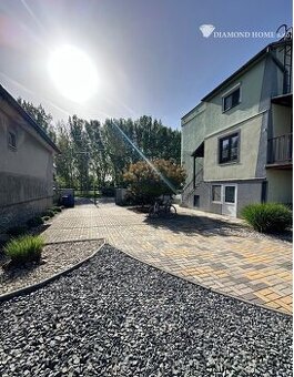 Kompletne rekonštruovaný trojpodlažný rodinný dom s garážom