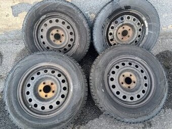 Predám plechové disky KIA 215/70r16 zimné pneu