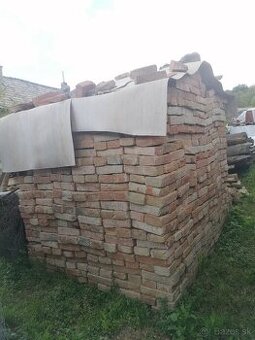 Predám starú pálenú tehlu, asi 2100 kusov.