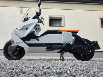 Elektricky skuter BMW CE04 top stav