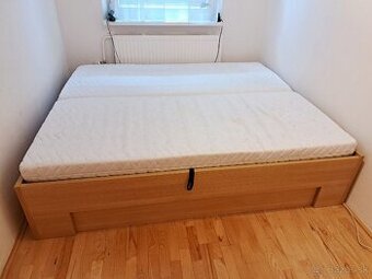 Manželská posteľ s úložným priestorom a matracmi