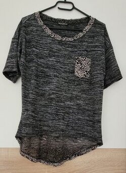 TRIČKO ŠEDÉ PRIESVITNÁ ZADNÁ ČASŤ ČIPKOVANÁ 40 L/ 42 XL