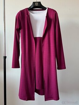 Bordovo-biele office šaty s plášťom