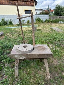 Starozitny mlyn s povodnym kamenom