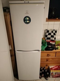 Chladnička Indesit