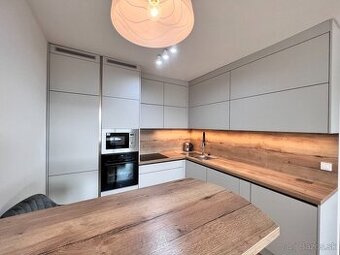 Zariadený 2-izbový byt s loggiou a parkovaním v novostavbe A