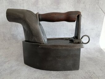 Stará masivní litinová žehlička s komínem do sbierky