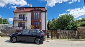 VEĽKÝ DOM V MESTE SEREĎ
