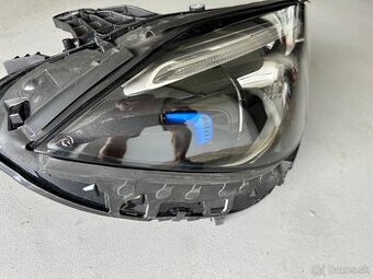 Pravé predné svetlo na Mercedes benz C klasse