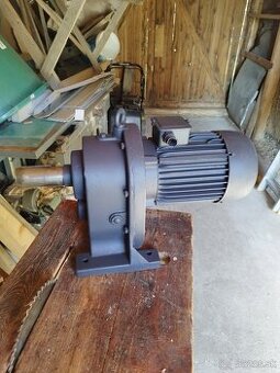 Elektromotor s prevodovkou