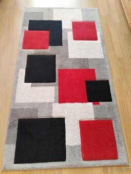 Moderný koberec s farebnými štvorcami