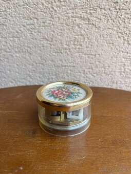 Hracia skrinka s vyšívaným kvetinovým motívom