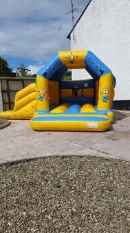 Certifikovaný skákací hrad Minion