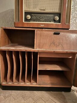 Gramofonova skrinka s radiom